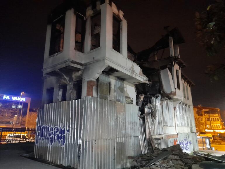 İstanbul'da 3 katlı tarihi bina kısmen çöktü