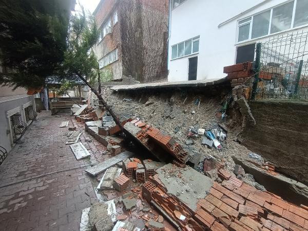 İstanbul'da aşırı yağmur nedeniyle bahçe duvarı çöktü