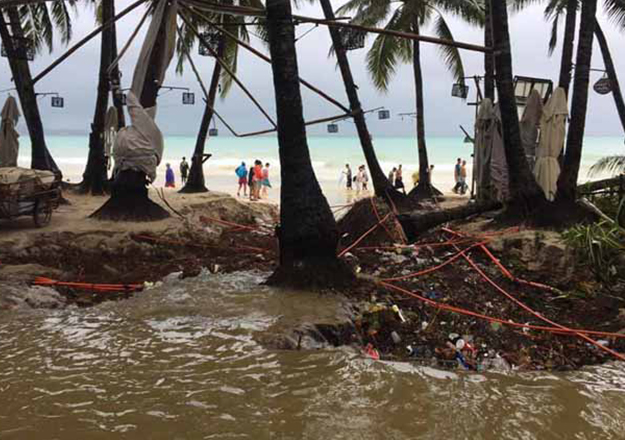 Filipinler'de 251 kişiyi taşıyan feribot battı!