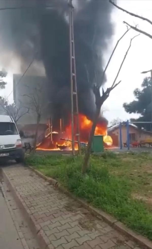 Sancaktepe'de parkta çıkan yangın bina garajına sıçradı
