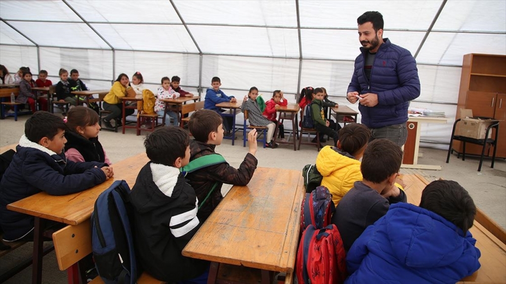 Ablasını ve öğrencilerini depremde kaybeden Sezer öğretmen, çadırda gönüllü ders veriyor