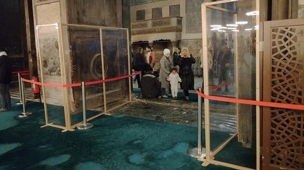 Ayasofya-i Kebir Camii'ndeki imparatorluk kapısına cam bölmeli koruma