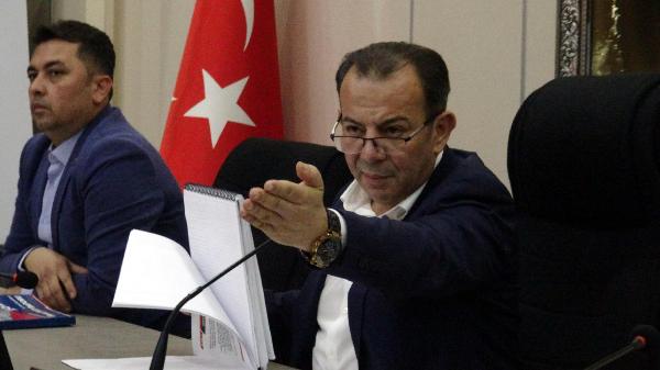 Tanju Özcan, önceki toplantıda kendisine su şişesi fırlatan meclis üyesini dışarı çıkarttı
