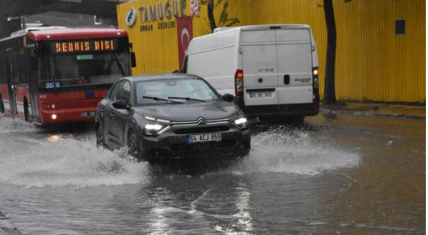 İzmir'de sağanak: Kemeraltı'nda su baskınlarına neden oldu