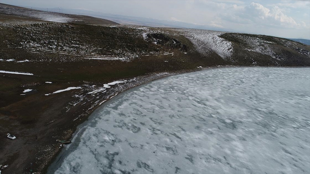 Kars'ın zirvesindeki Aygır Gölü'nde buzlar erimeye başladı