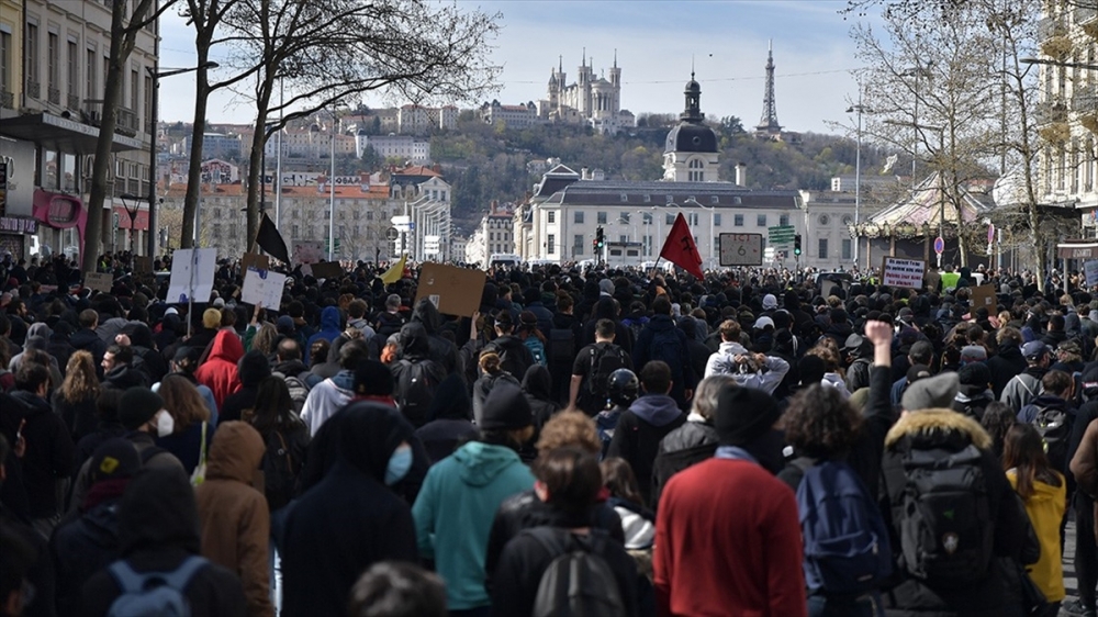 Fransızlar emeklilik reformu karşıtı 11. kitlesel gösteriler için sokağa iniyor