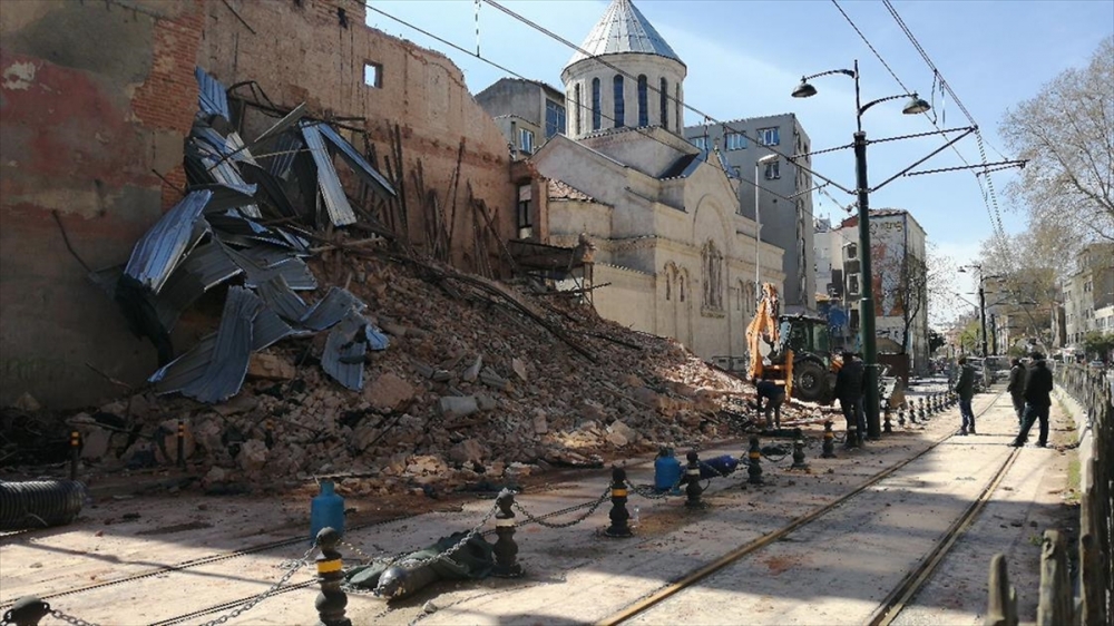 Beyoğlu'nda çöken tarihi binanın moloz kaldırma çalışmaları sürüyor