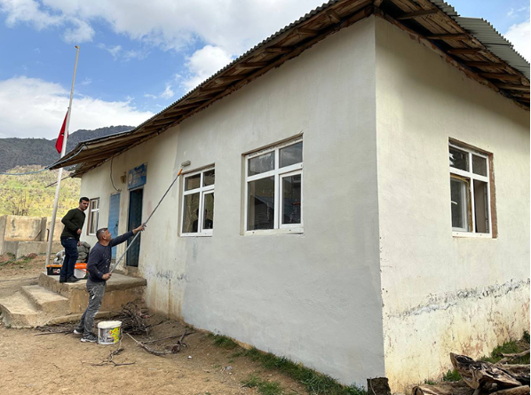 Usta öğretici ve öğrenciler Şemdinli'deki köy okulunu onardı
