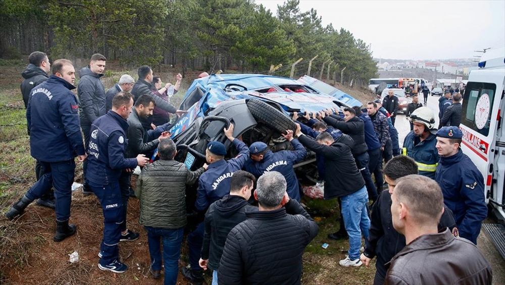 Eskişehir'de zincirleme trafik kazası: 12'si asker 14 kişi yaralı