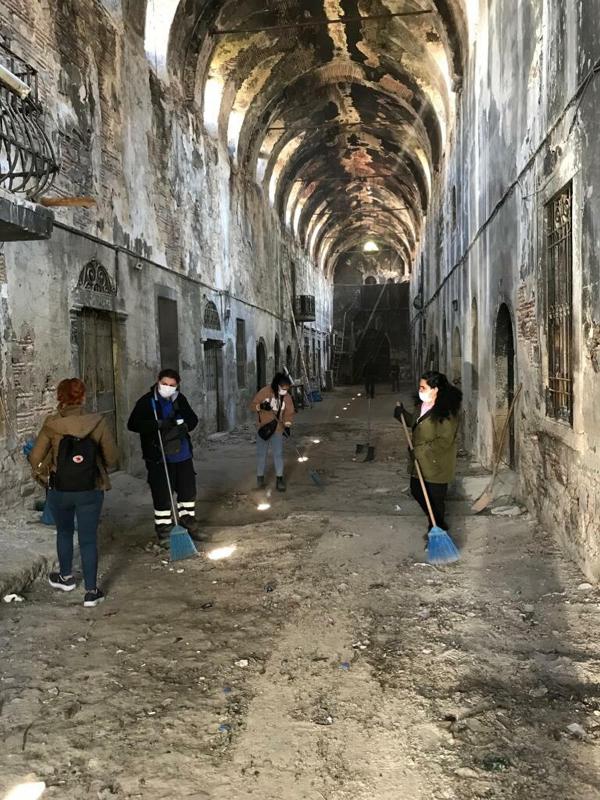 İzmir'de tarihi Çakaloğlu Hanı temizlendi