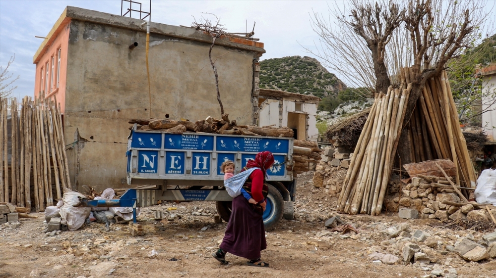 35 evin yıkıldığı 65 hanelik köy taşınıyor