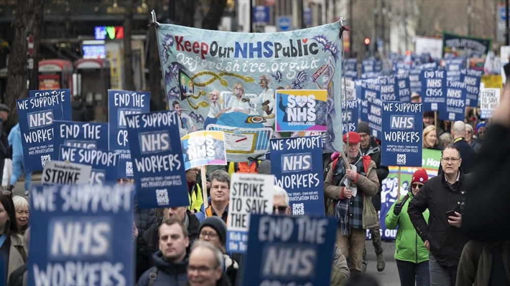 İngiltere'de doktorlar bu yıl ikinci kez greve gitti