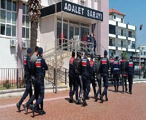 Balıkesir'de 33 kaçak göçmen ile 8 organizatör yakalandı