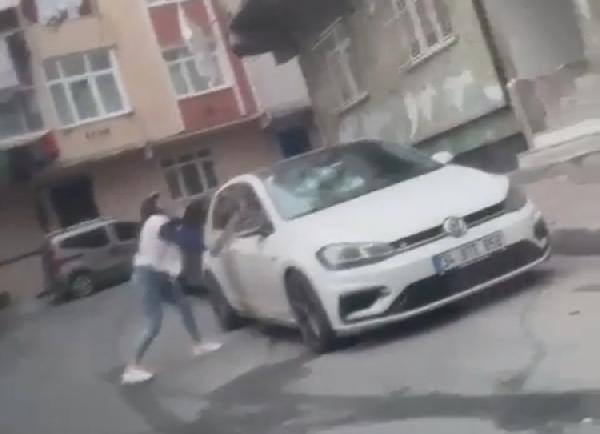 Tartıştığı kişinin otomobiline saldırdı  