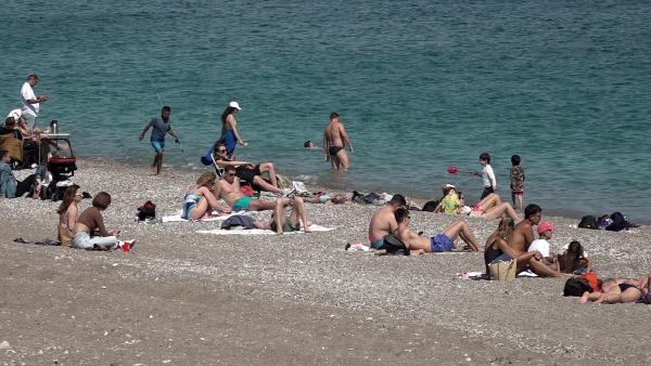 Antalya'da deniz sezonu açıldı! Sahiller dolup taştı!