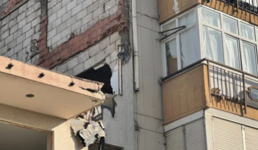 İstanbul'da bitişik binadaki dairenin duvarı delindi