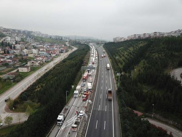 TEM Otoyolu'nda İstanbul yönü trafiğe kapandı