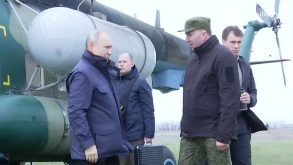 Putin, Ukrayna'dan aldığı Herson ve Luhansk bölgelerine gitti