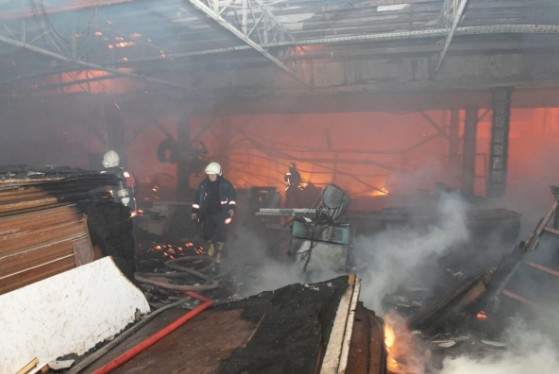 Mobilya fabrikası yangın: 3 işçi ve 1 itfaiye eri hayatını kaybetti