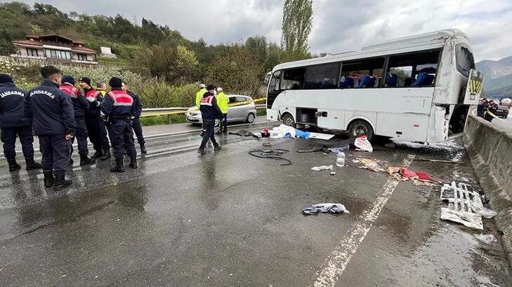 Sakarya'da servis midibüsü devrildi: 2 ölü, 12 yaralı