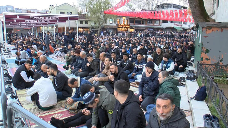 Taksim ve Eyüpsultan Cami'ne binlerce kişi akın etti