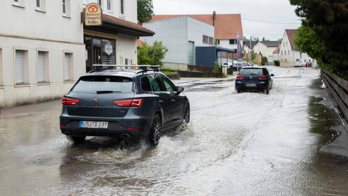 Almanya'yı şiddetli yağış vurdu, otomobil devi üretimi durdurdu