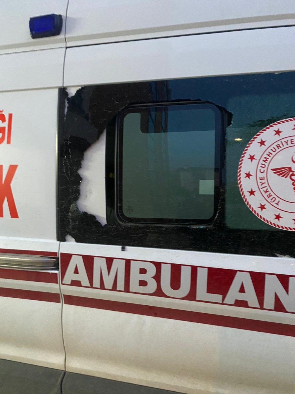 Sağlıkçılara çekiçle saldırı: Ambulansın camını kırdılar