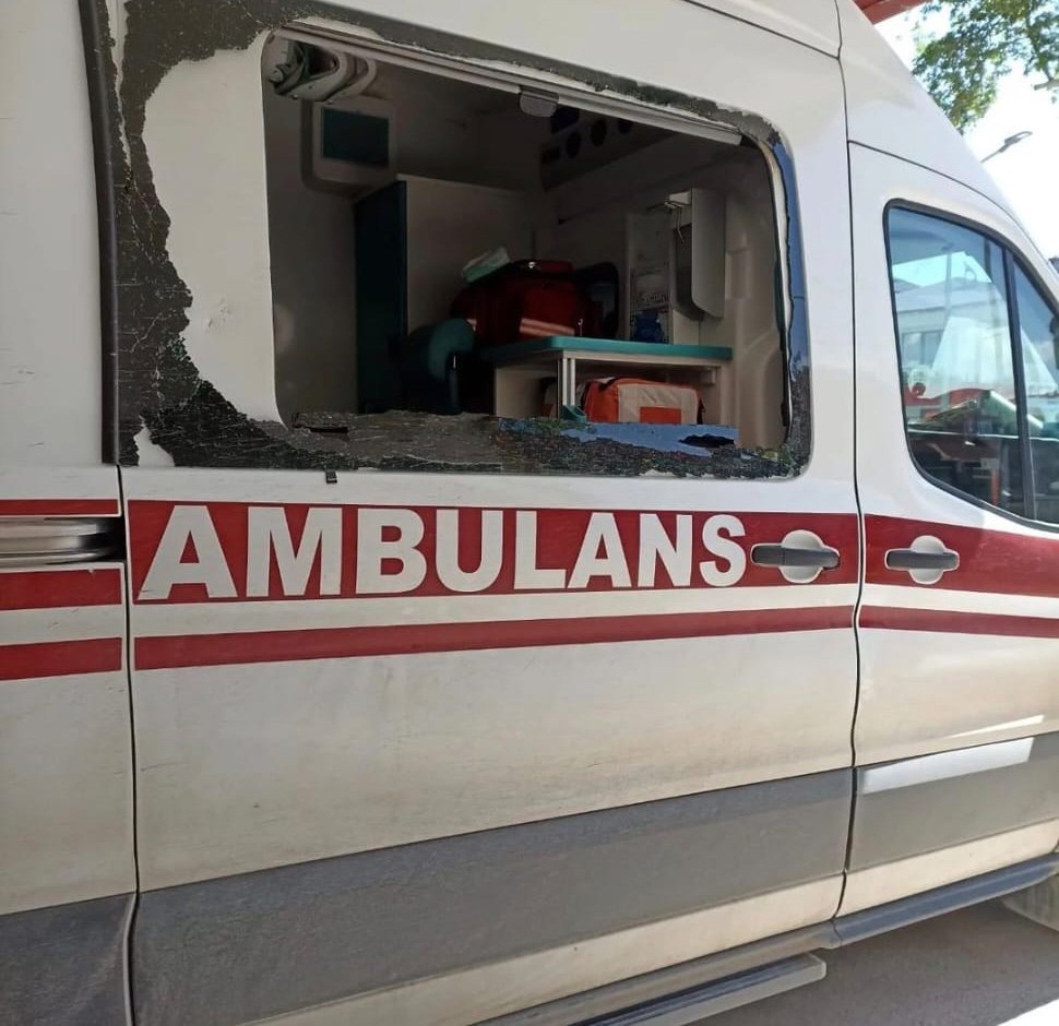 Sağlıkçılara çekiçle saldırı: Ambulansın camını kırdılar