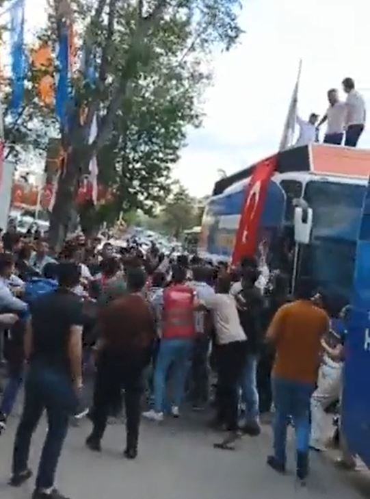 AK Parti ile CHP’li grup arasında kavga: 4 yaralı