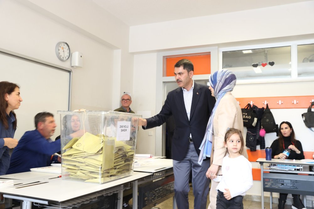 Bakan Kurum Ataşehir’de oy kullandı