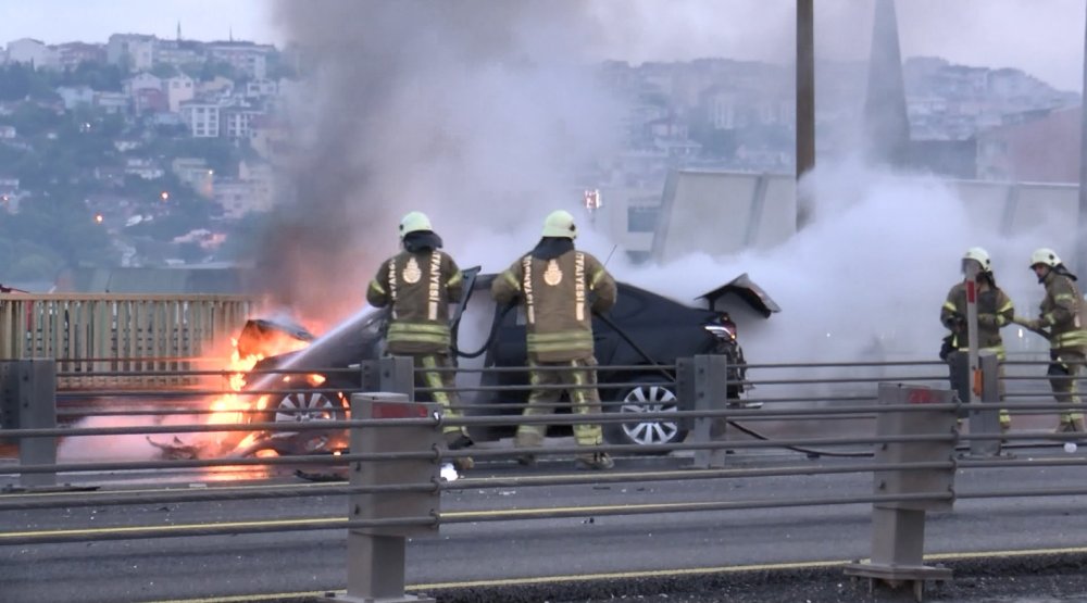 Haliç Köprüsü'nde kaza yapan araç alev alev yandı