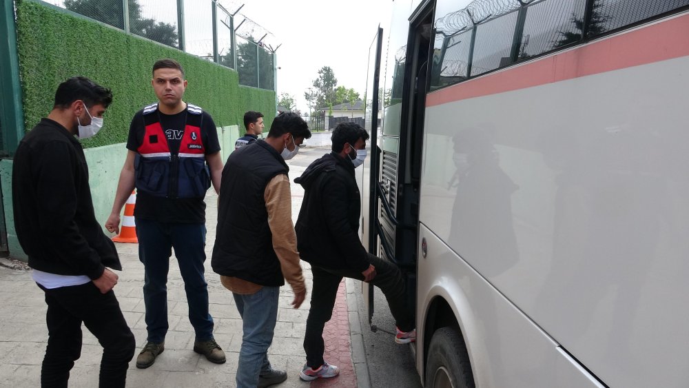 137 Afgan göçmen, uçakla ülkelerine gönderildi