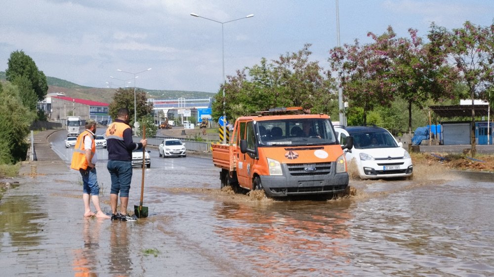 Bingöl'de sağanak ve dolu yağışı sürücülere zor anlar yaşattı