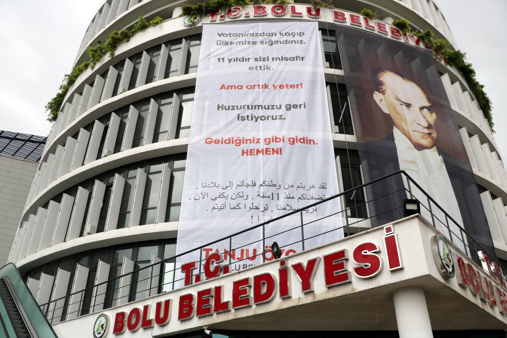 Tanju Özcan’dan belediye binasına Arapça pankart!