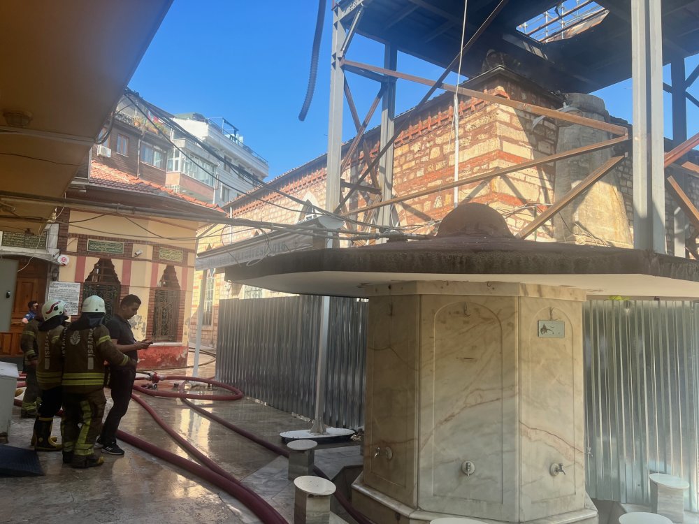 Üsküdar'da tarihi camiinin çatısında yangın çıktı
