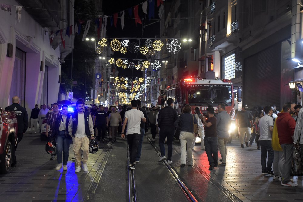 Beyoğlu’nda gece kulübü yandı