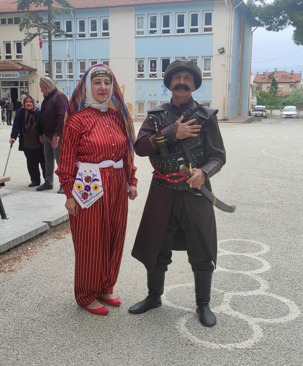 Burdur'da oy kullanmaya yöresel kıyafeti ile geldiler