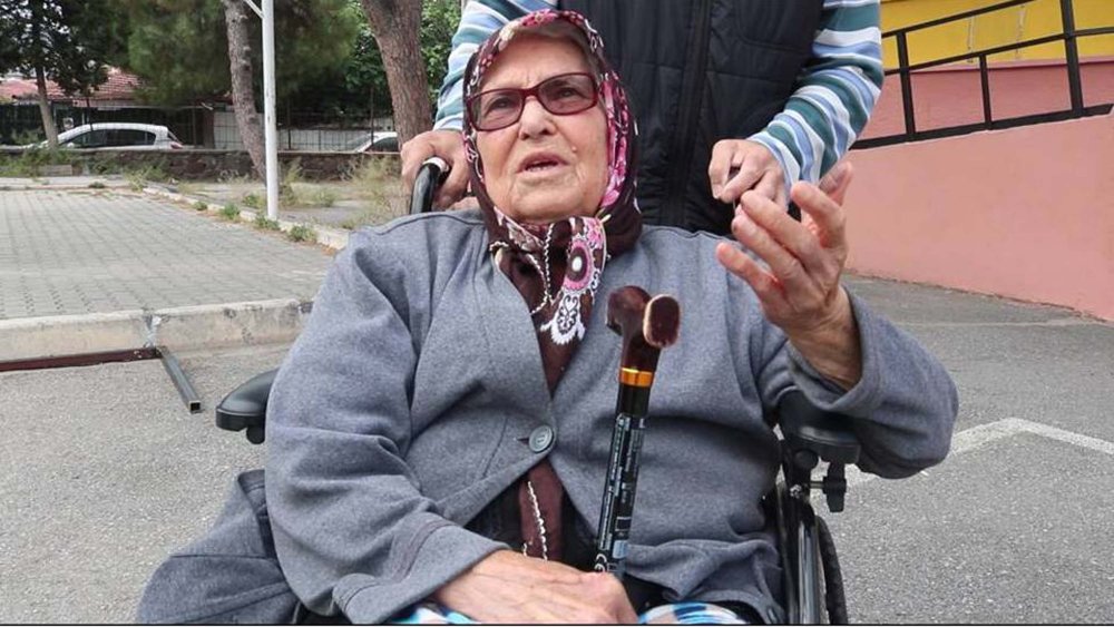 İzmir'de, hastanede tedavisini bırakıp oy kullanmaya geldi