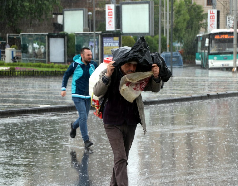 Kayseri'deki sağanak yağış yolları felç etti