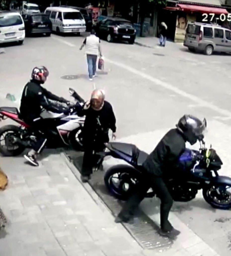 Avcılar'da çalınan motosiklet hırsızlığı kameralara yansıdı