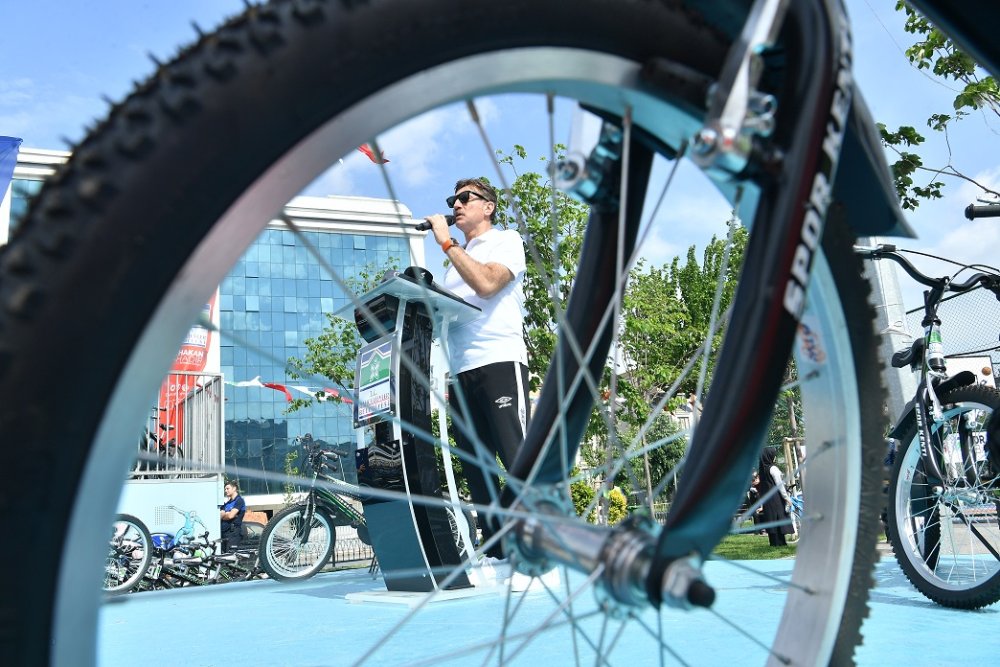 Bahçelievler Belediyesi 50 çocuğa bisiklet hediye etti