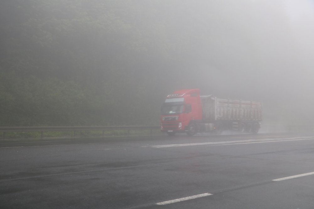 Bolu Dağı'ndaki sağanak ve sis nedeniyle trafikte zor anlar yaşandı