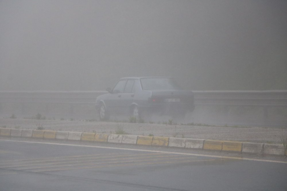 Bolu Dağı'ndaki sağanak ve sis nedeniyle trafikte zor anlar yaşandı