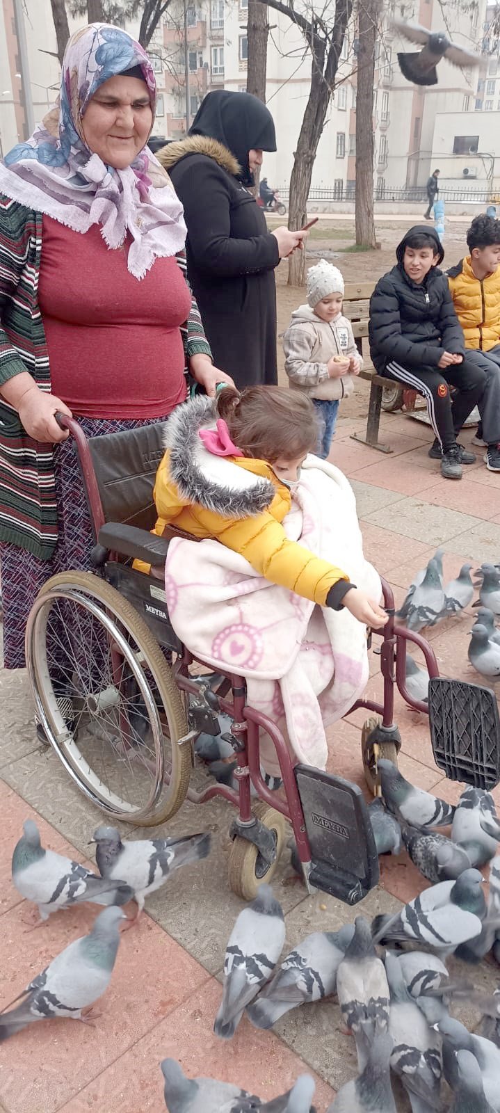 Depremzede küçük Merve'nin tekerlekli sandalyesini çaldılar