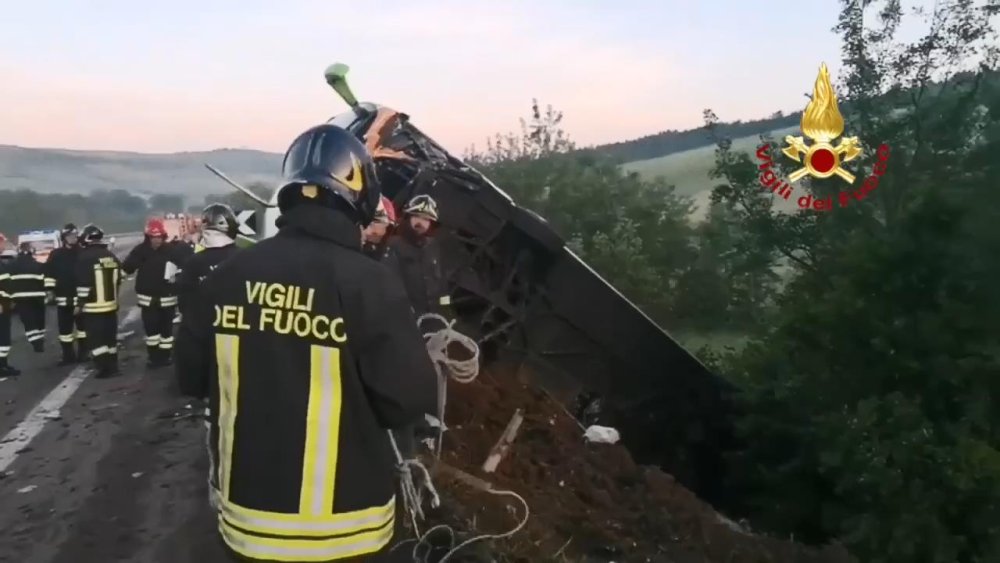 İtalya’da yolcu otobüsü ile 5 otomobil kaza yaptı: 1 ölü, 14 yaralı