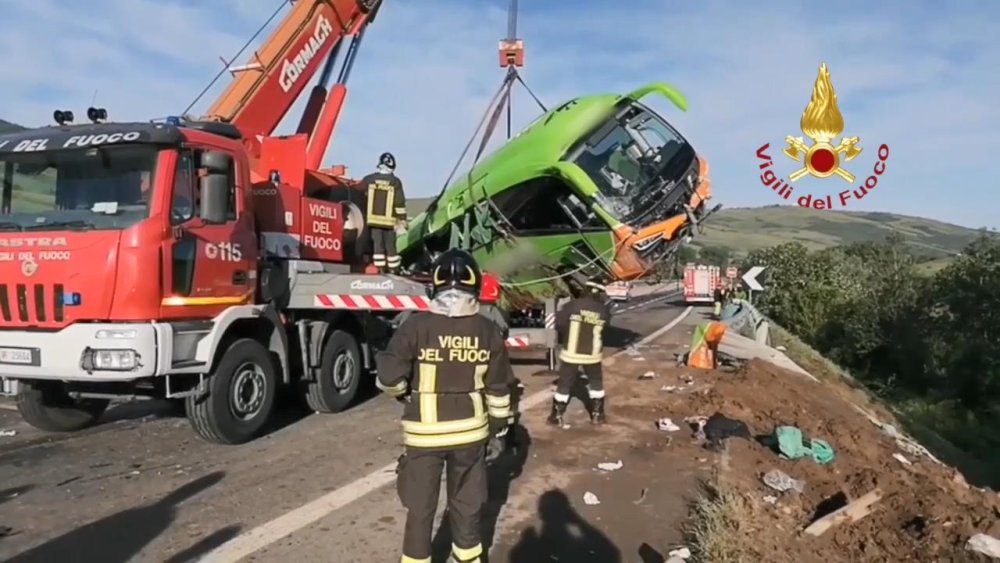 İtalya’da yolcu otobüsü ile 5 otomobil kaza yaptı: 1 ölü, 14 yaralı