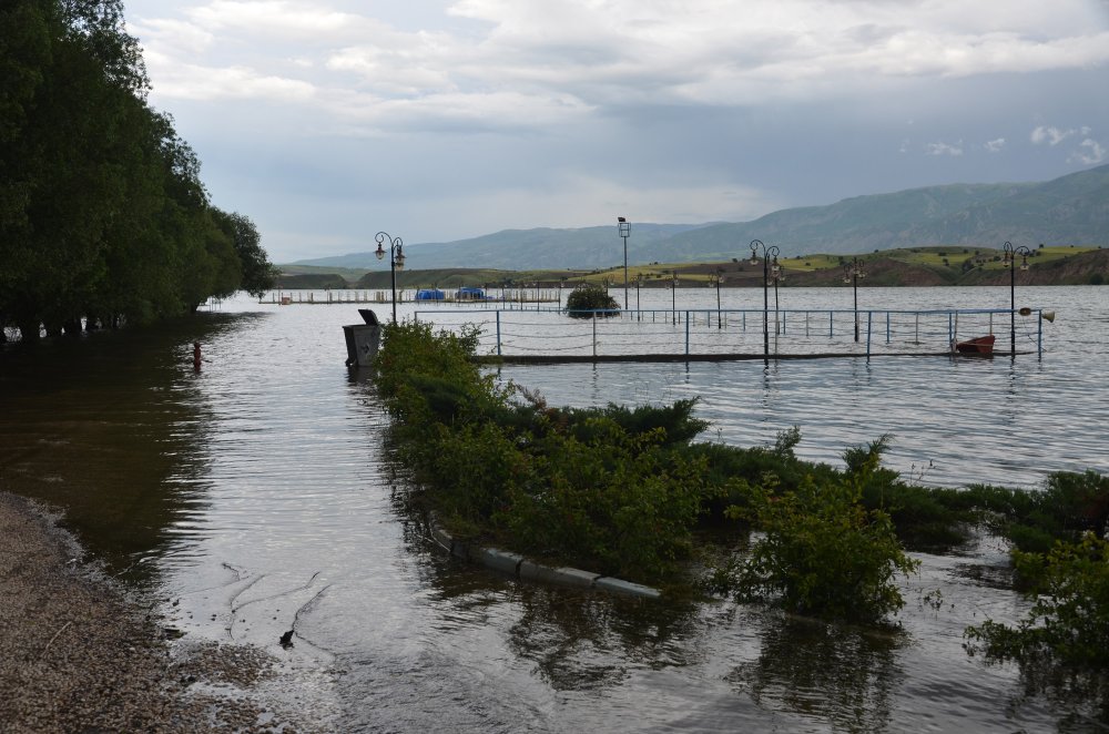 Sivas'ta baraj doluluk oranı %100 olunca bazı yerler sular altında kaldı