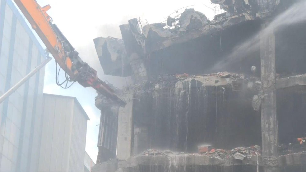 İkitelli'de yangın: 6 katlı binanın yıkımına başlandı