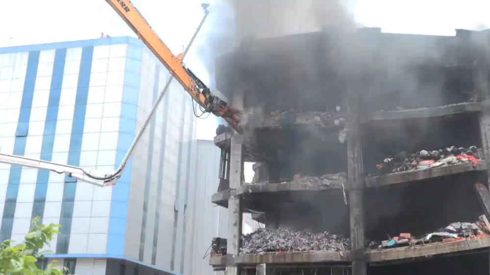 İkitelli'de yangın: 6 katlı binanın yıkımına başlandı