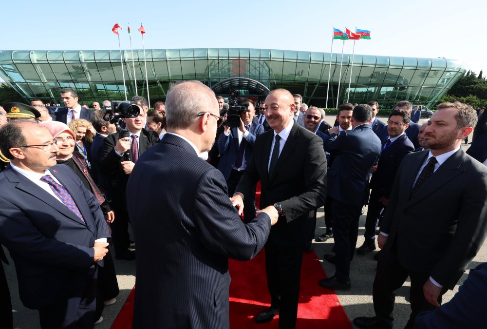 Aliyev, Cumhurbaşkanı Erdoğanı Azerbaycan’dan uğurladı